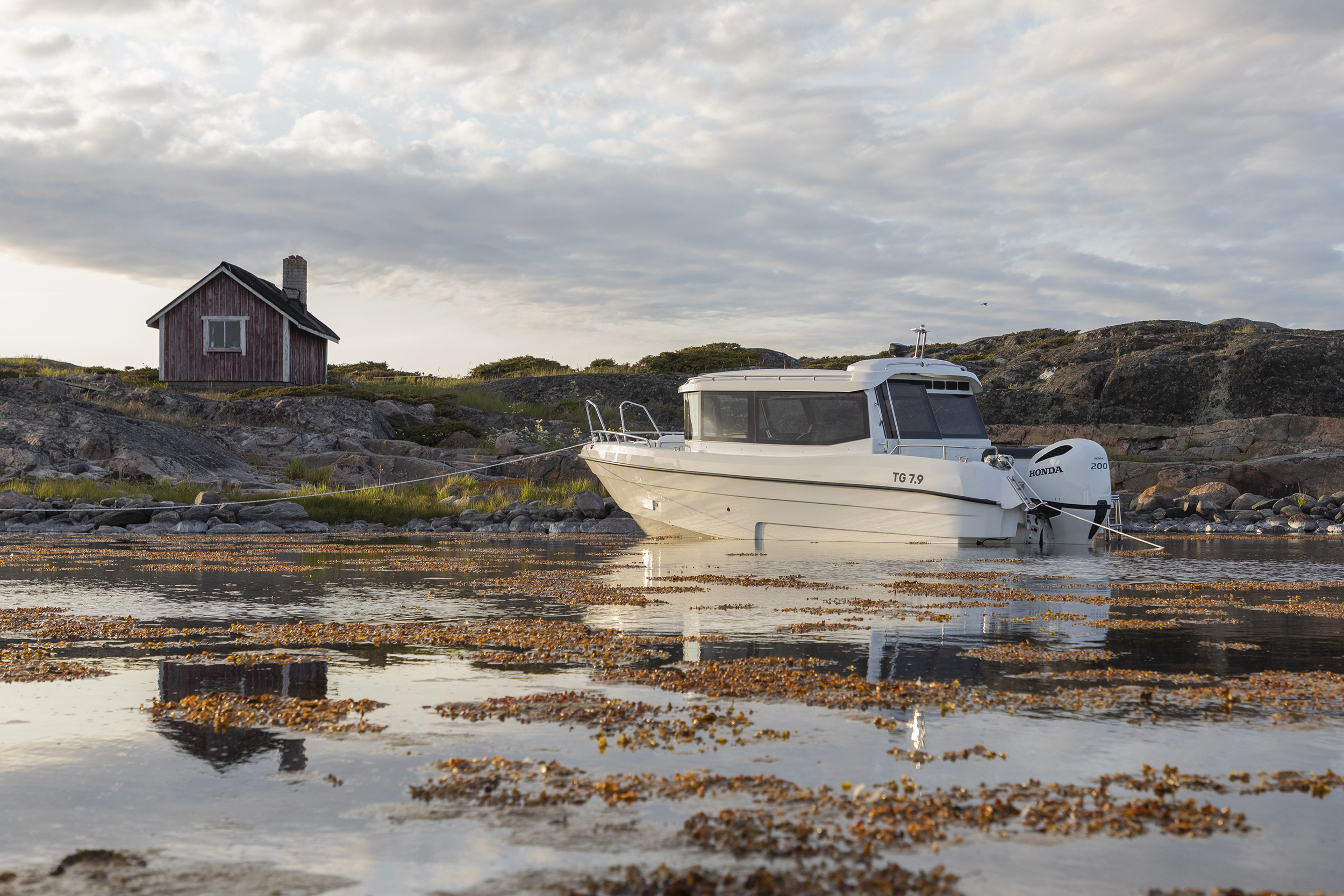 TG 7.9 cabin boat in the evening sun at a natural harbor in the outer Finnish archipelago.